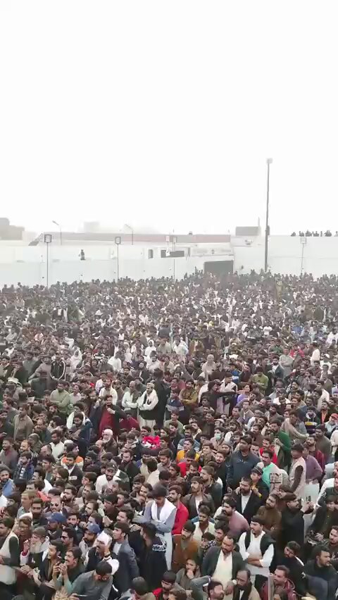 شغل میلہ والی پاکستانی جنریشن زی (زی فور زومبیز) 14 دسمبر کی شام شیخوپورہ کے ٹک ٹاکر عثمان ورک کی ایک آواز پہ اس ٹک تاکر کا دیدار کرنے پہنچ گئی۔ بھاڑ میں جائے پاکستانیوں کا مستقبل چل میلہ ویکھن چلیئے