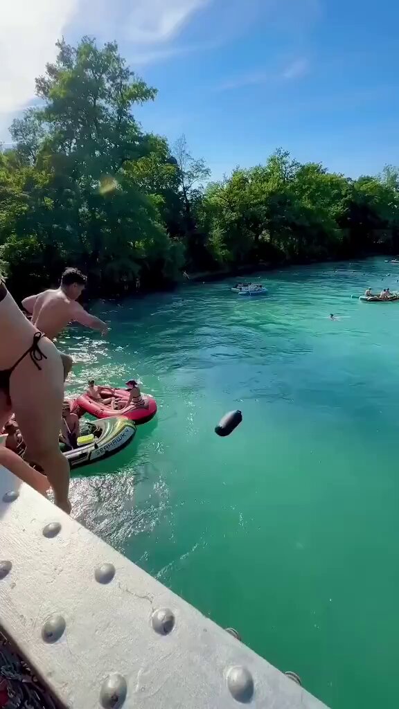 Em Berna, na Suíça, os moradores descem o rio Aare, de águas limpas, para se deslocarem para o trabalho ou relaxarem, muitas vezes levando seus pertences em bolsas impermeáveis.
