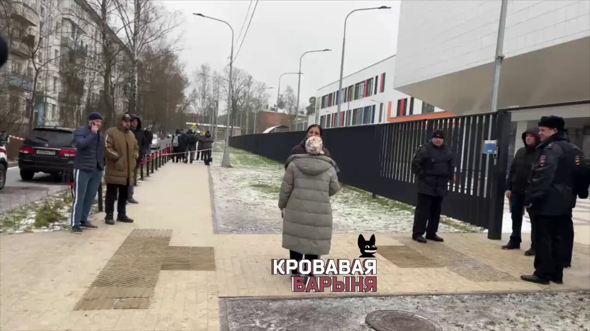 Мать убитого четвероклассника — у здания школы в поселке Горки-2, где утром девятиклассник устроил теракт По данным «Осторожно, новости», убитый мальчик был из семьи таджиков. Перед нападением убийца спрашивал у ребенка о национальности. Видео: «Осторожно, новости»