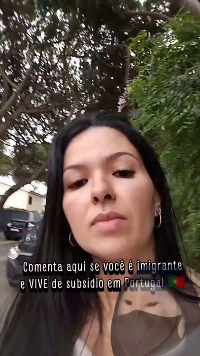 Rapariga brasileira a queixar-se do outdoor do Partido CHEGA 🇵🇹 onde diz "Os imigrantes não podem viver de subsídios": "O André Ventura deu para humorista, deveria repensar sua profissão, leva jeito para humorista. Cá (em Portugal) os salários são horrorosos e o senhor vem dizer que nos não podemos viver de subsídios..." Não é melhor voltar para a sua terra, votar no Lula e viver felizes???