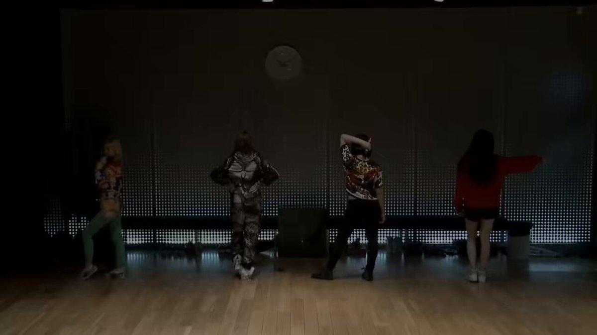 remember when dance practice videos were actually dance practices and not a whole production. no styling, no makeup, bad lighting, messy fits…. just vibes and pure talent!