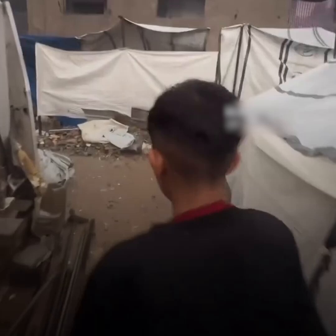 "Allah bize yeter" Gazzeli çocuk, yokluğun ortasında İslam dünyasına haykırdı: 🗣️ Bu nasıl hayat? Boğulduk Allah'ım. 🗣️ Nerede insanlar? Ümmet nerede?