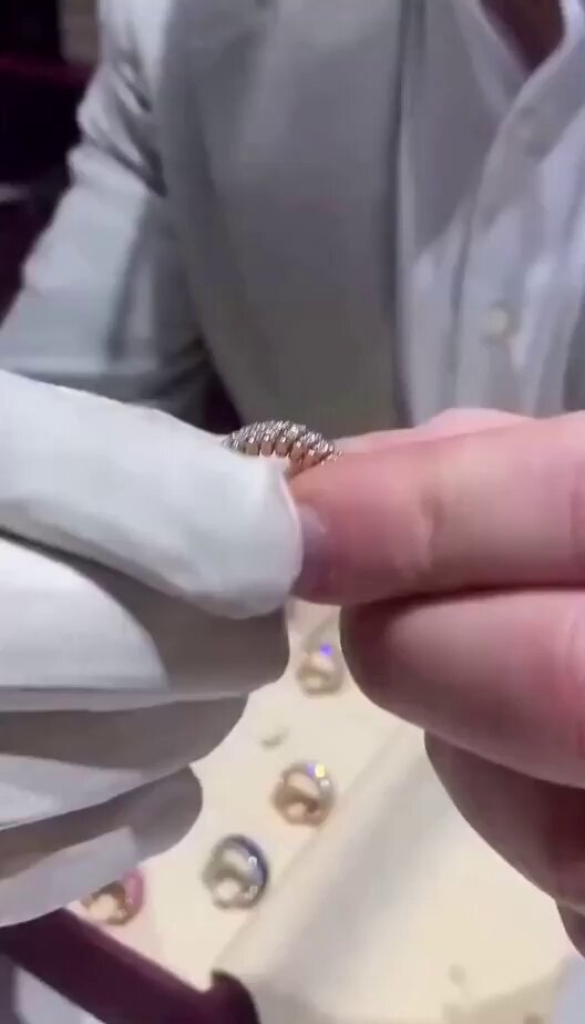 Una joya de anillo que se transforma en pulseras y viceversa. Sígueme para ver más cosas curiosas.