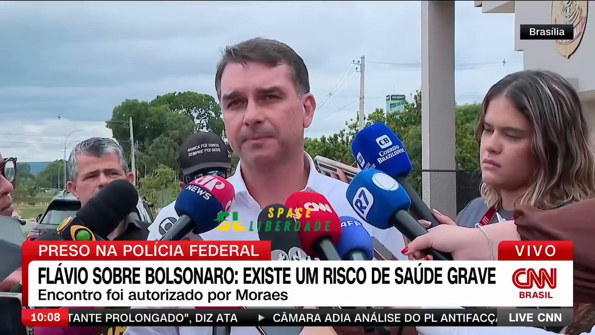 🚨URGENTE - Flávio Bolsonaro acaba de sair da visita a seu pai, na sede da PF, e diz que conversou com ele sobre o PL da Dosimetria “Que eu falei para todas nossas lideranças partidárias que ele, que Jair Bolsonaro havia dado a sua diretriz de que nós aceitássemos fazer isso.”