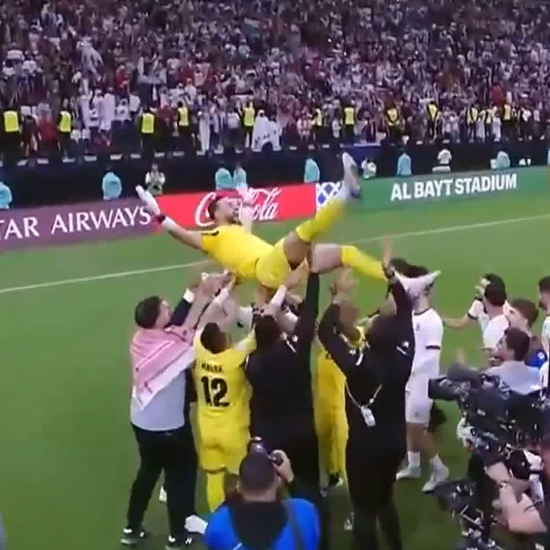بطل النشامى 🌟 قفازات يزيد أبو ليلى حارس الأردن ساهمت في الوصول إلى نهائي كأس العرب 🇯🇴🧤 يمكنكم مشاهدة مباريات #كأس_العرب_على_شاشا مجاناً وبدون تسجيل دخول 📺