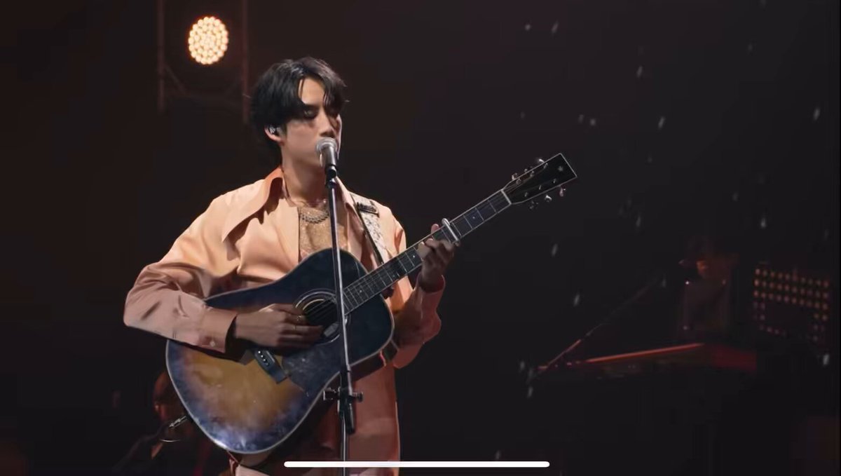 #นี่น่ะเหรอพศวีร์ชื่อแรกของชานท์ 'รางวัลแด่คนช่างฝัน' คือเพลงที่อลันตั้งใจมอบให้กับน้องบัสทั้ง 11 คน เพราะอลันเคยพูดกันไว้ว่าเรามีกันตั้ง 12 คน ไม่ว่าอะไรจะเกิดขึ้น เราจะช่วยกันและเดินไปด้วยกันเสมอ พวกเราคือ 12 คนที่ผูกพันและรักกันมากที่สุด เป็นโชว์ที่ประทับใจตลอดไปของพี่อลล.เลย น้ำตาซึมมมม #ALANpasawee ALAN น๊อบบี้ #BUSbecauseofyouishine