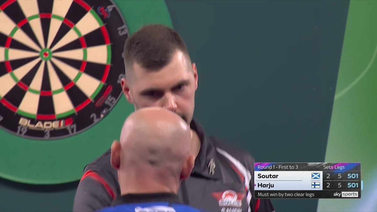 ASTONISHING! Alan Soutar has now missed FIFTEEN match darts! Teemu Harju keeps his cool, and we're going to our first sudden-death decider of this year's World Championship! 📺 #WCDarts | R1