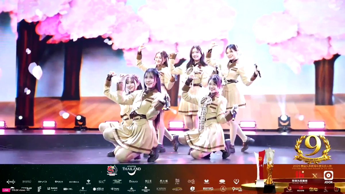 งานวันนี้มีโชว์เพลง Masaka no Confession ด้วย นีญ่าเป็นเซ็นเตอร์ เวทีใหญ่ ถ่ายออกมาสวยอะ #PersonOfTheYearAwards2025 #NiyaBNK48 #JewBNK48 #NallBNK48 #GaleyaBNK48 #HoopBNK48 #GraceBNK48 #BNK48