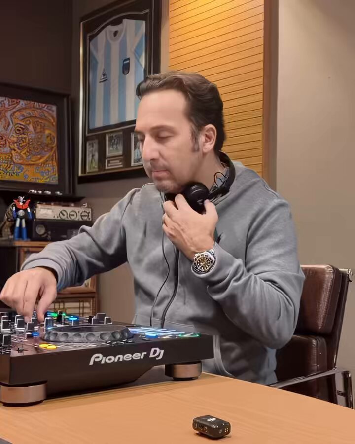 Estoy llorando a moco tendido con la transición de Iker Jiménez, tiene futuro como dj
