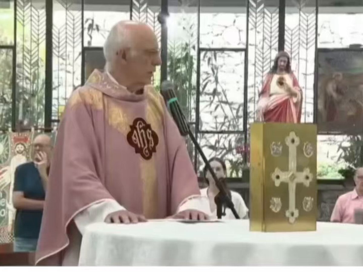 Toda a minha solidariedade ao padre Júlio Lancelotti, que foi proibido de realizar transmissões online de suas missas e de usar as redes sociais. Dom Odilo, responsável pela decisão, afirma que a medida seria para sua segurança. Enquanto tantos têm liberdade para propagar o ódio e o mal, Júlio, que dedica sua vida a falar de cuidado, justiça e dignidade, é silenciado.