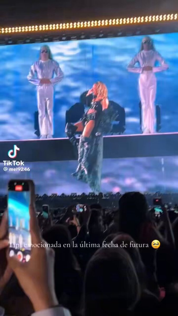 un mes del último futttura en tecnopolis y yo me quede en el momento que tini entro emocionada por favor martina te amo con toda mi alma