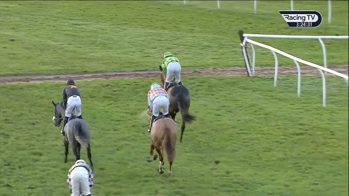 Willie and Patrick Mullins at Catterick Racecourse 🥇 Clay Pigeons defies the penalty as the duo make it two from two at the track this year ✅