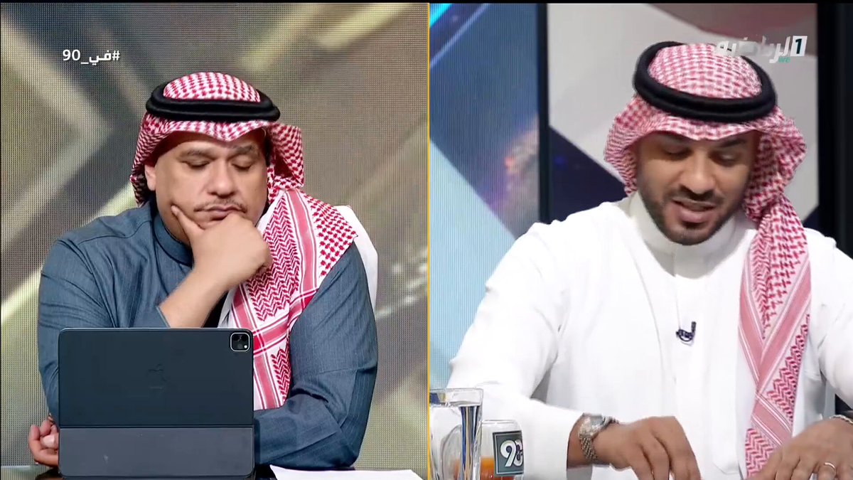 🚨🚨🚨🚨🚨🗣️ محمد سالم يحكي قصته مع مدرب سابق له في الفيصلي وكيف تعامل معه الرئيس: كـان عندنا مدرب بلجيكي.. يحضر النادي بالنعال ' أكرمكم الله ' لعبنا الدور الأول و4 مباريات من الدور الثاني وخلصنا مباريات الأهلي والنصر والاتحاد والهلال — مركزنا الخامس باقي المباريات هي مباريات سهلة لنا في ملعبنا ضد منافسين في المتناول فجأة قرر رئيس النادي اقالة المدرب قلنا له ليش؟!!!!! قال فيه مدرب يجي بالنعال؟ بجيب لكم مدرب برتغالي تكتيكي على أعلى مستوى وبصراحة احنا لاعبين متوسطين؛ احنا على قدنا في النهاية؟ أقسم بالله انتهى الموسم والفيصلي ينافس على الهبوط وما جبنا ولا فوز الرئيس كان يترجانا نفوز مباراة بس ولنا مكافاة ٣٠ الف لإنه عرف إن قراره الأول كان غلط المدرب البلجيكي كان يعرف يتعامل معنا نفسيًا على قد امكانيات الفريق ما أقصده .. لا تجيب مدرب تكتيكي عالي وانت ما عندك لاعبين على مستوى تكتيكي عالي