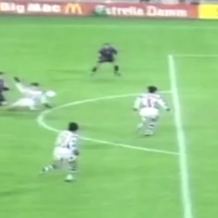 Gol de culto. Van Gaal se jugaba el puesto. Si no ganaba en Zorrilla le echaban. Xavi marcó de cabeza, el Barça ganó 0-1, el míster salvó la cabeza y el equipo terminó levantando aquella Liga, la 1998/99.