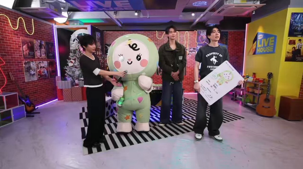 ออฟกันจะพาลูกไปเรียนภาษาเพิ่ม บี๋ said : บี๋จะพูดไทยสิบ่ได่แล้วเดะ กุจะบ้าาา555555555555555555 ลูกออฟกันคือท้อออกรายการแล้ว5555555555555555555