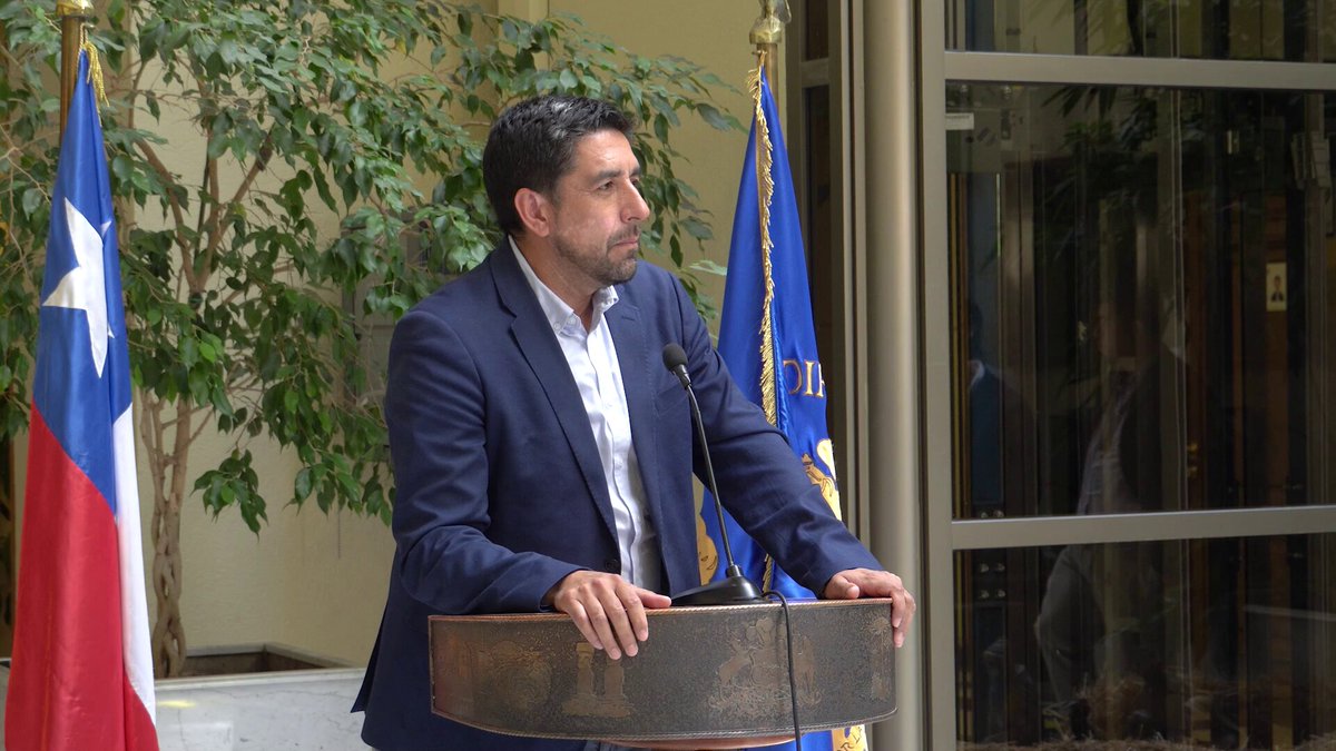 Jefe de Bancada DC, Diputado Héctor Barría, Hector Barria Diputado✌🏽 , critica al Frente Amplio Chile y a su presidenta, Constanza Martínez , por falta de autocrítica tras dura derrota de Segunda Vuelta. "Perdimos por goleada, y al parecer eso no hace eco en el gobierno, principalmente en el Frente Amplio, el principal partido del gobierno, el partido del presidente Gabriel Boric. Perdimos por goleada, pero escuchamos a su Presidenta, que no sé si siguen en Narnia, siguen hablando como que aquí fue una derrota electoral y no política. Le entregaron el gobierno a un liderazgo de ultraderecha".