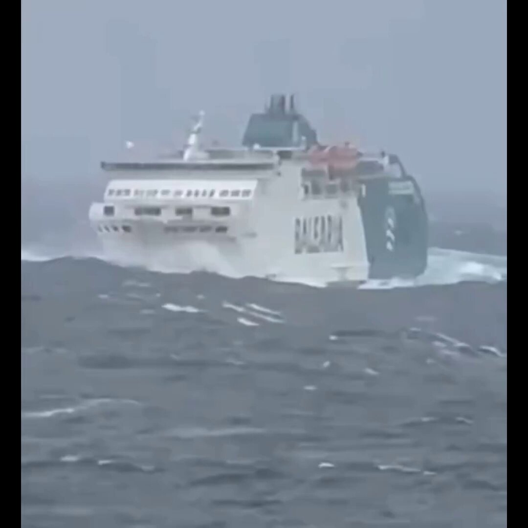 The ferry Ciudad de Mahón departed Algeciras late on Saturday, despite rough sea conditions. The 1h crossing turned into an ordeal lasting several hours as heavy waves and strong winds battered the ship, forcing the captain to abort the journey and return to mainland Spain.