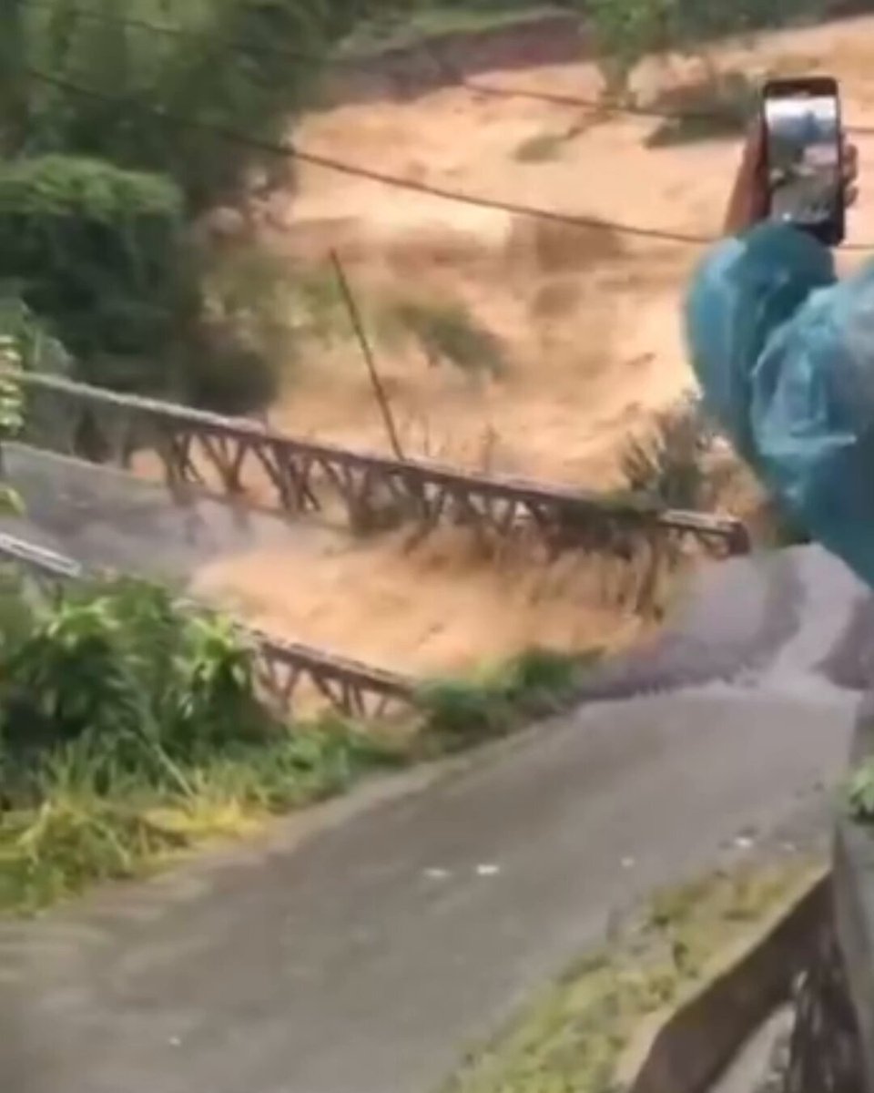 🇮🇩 Another bridge swept away in Sumatra. This was in Remesen Village in Silih Nara, Central Aceh yesterday 💔