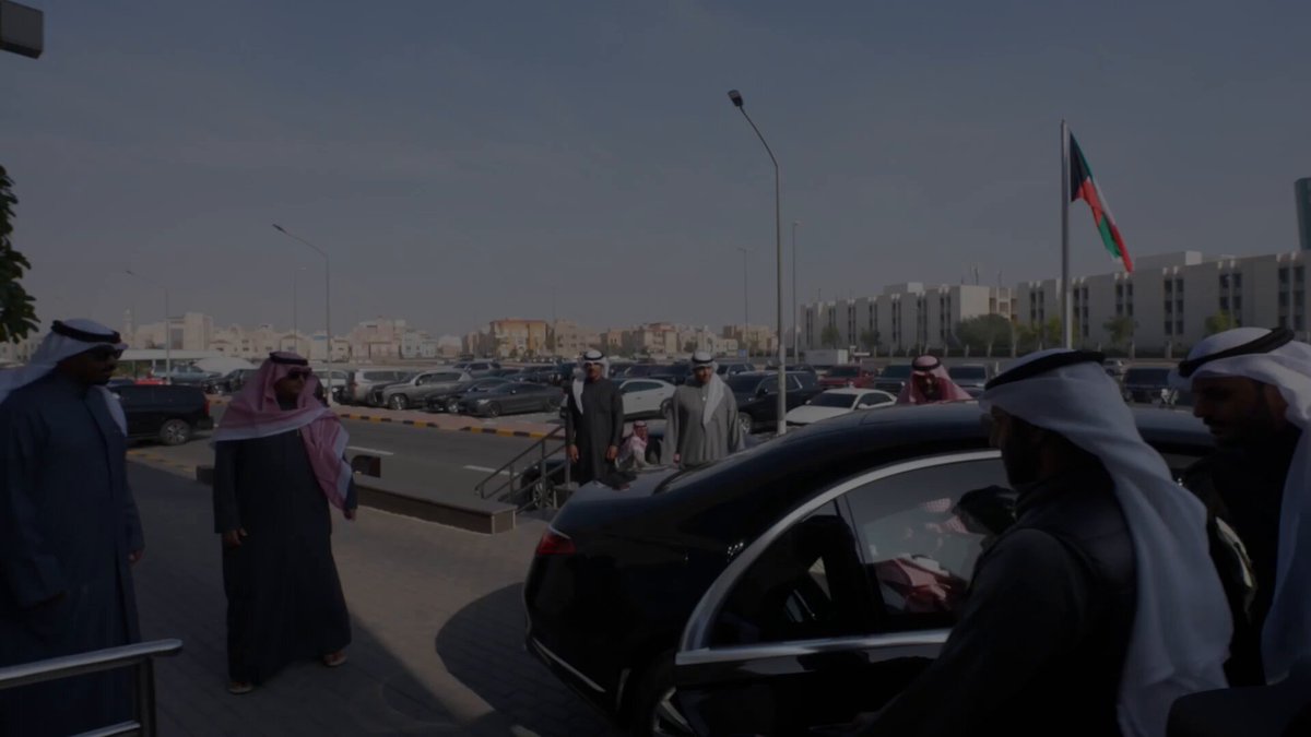 فيديو .. سمو الأمير تركي بن محمد بن فهد وزير الدولة عضو مجلس الوزراء، خلال زيارته ديوان (دار جابر) في الكويت، حيث التقى عددًا من أسرة آل صباح، واطلع على المتحف الخاص بمقتنيات الشيخ جابر الأحمد الصباح. -