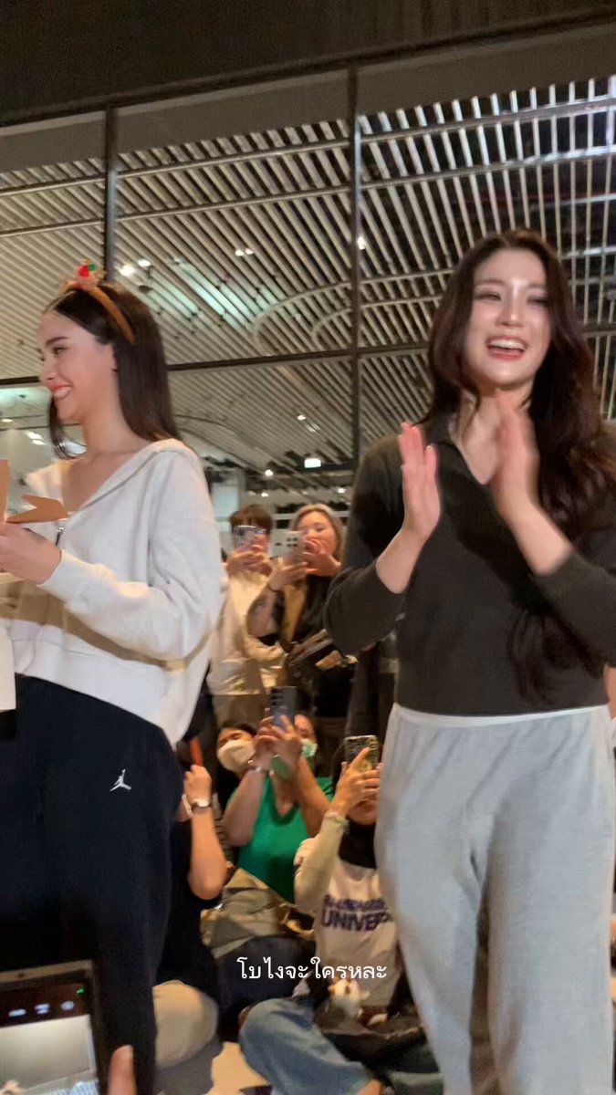 “ขอบคุณคับอ้วม” กอดขอบคุณกันดั้ว 🤭 GINJAY SHINE IN THAILAND HEADLINES #GinJayAtPersonOfTheYearAW #ginnynatnicha #aangelinaass #GinJay