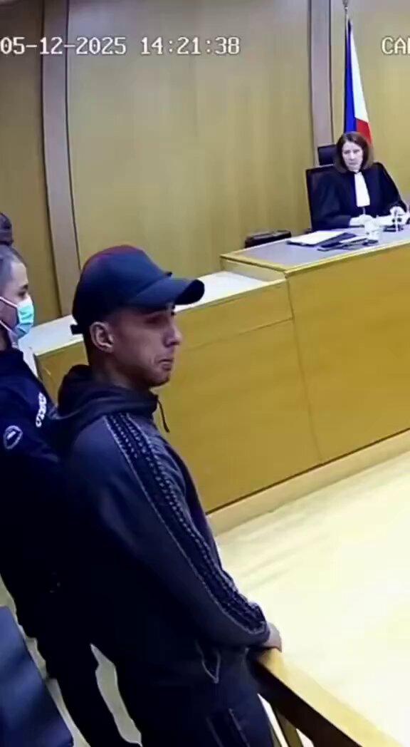 La réaction du prévenu à l'annonce du verdict de sa peine par le tribunal...