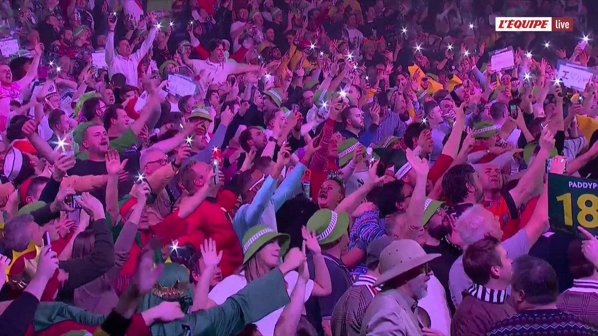 Même pendant les pauses, le public de l'Alexandra Palace est en grande forme ! Suivez le Championnat du monde de fléchettes en direct sur la chaine L'Équipe et L'Équipe live #lequipeFLECHETTES