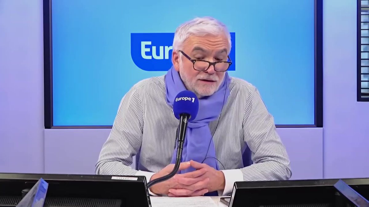 "Nicolas Sarkozy vient de vendre 98 610 livres entre le 10 décembre et le 14 décembre ! Ça me fait sourire quand je pense à la crise du livre en France... Quand un livre intéresse, les gens achètent" réagit Pascal Praud ➡️ Dans #PascalPraudEtVous sur #Europe1
