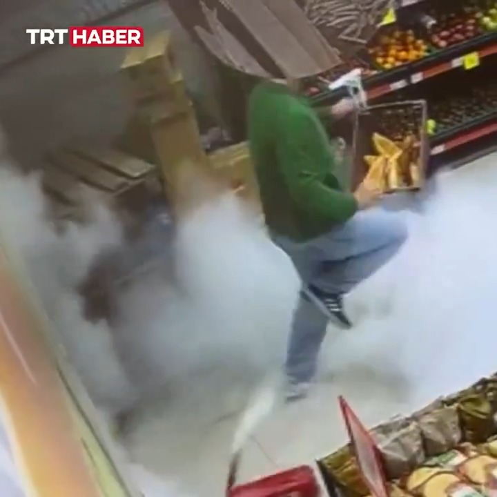 İstanbul’da bir çalışanın düşürdüğü yangın tüpü patladı.