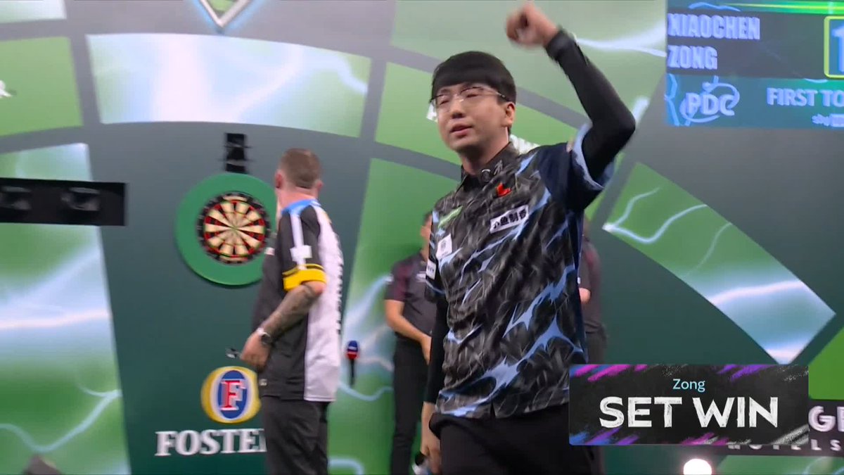 ZONG LEVELS! Xiaochen Zong restores parity against Chris Dobey! Both players falter in a dramatic finale to set two, but it's Zong who regains his poise to level up the contest at 1-1! 📺 #WCDarts | R1