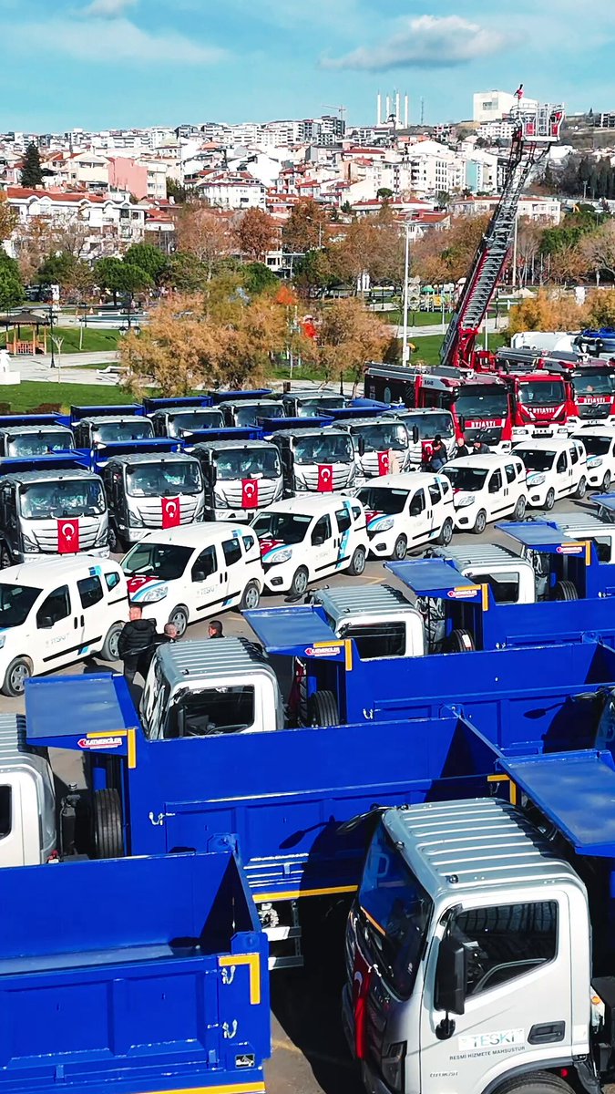 KİRALAMADIK, SATIN ALDIK! 🚜🚛 423 yeni araç ve iş makinesi artık bizim! Tamamen öz kaynaklarımızla yaptığımız bu yatırım sayesinde milyonlarca liralık kira giderinden tasarruf ediyor, Tekirdağ’ın dört bir yanında hizmet kalitemizi yükseltiyoruz. 💪
