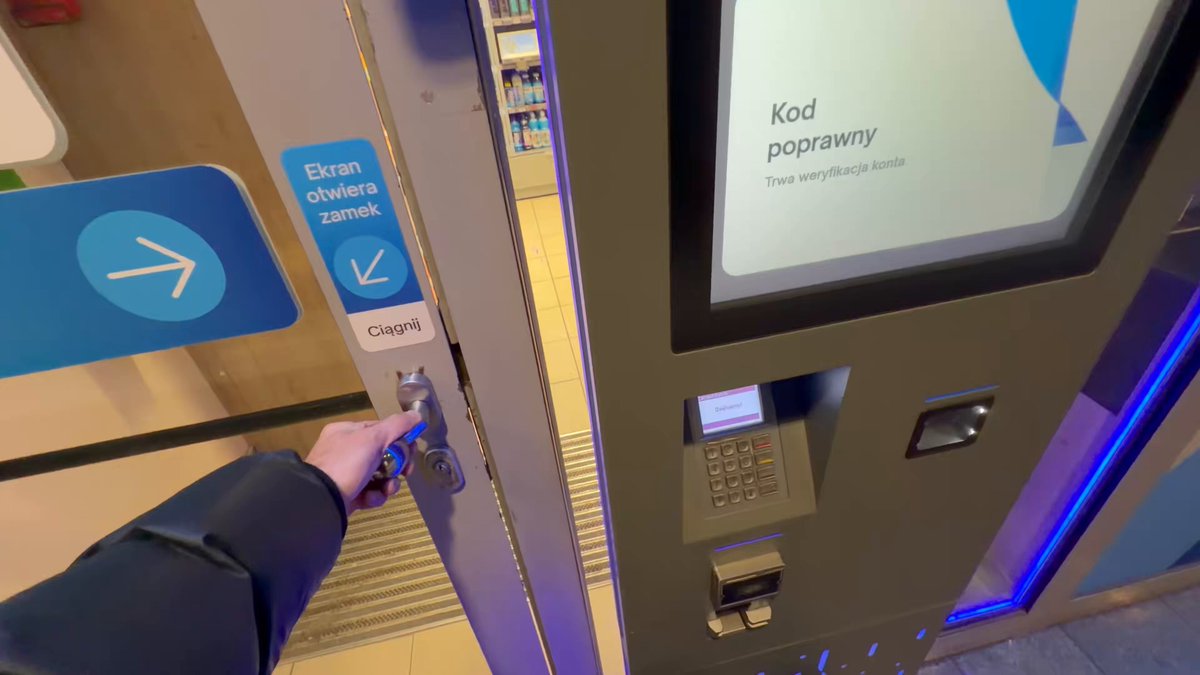 Poland 🇵🇱 is quietly living in 2030 with cashierless shops 💳 scan your card 🚶door opens, 🥤grab what you want 👍 walk out i don’t understand why this is not a standard everywhere in the world. this is so OP, like a vending machine but size of a shop.