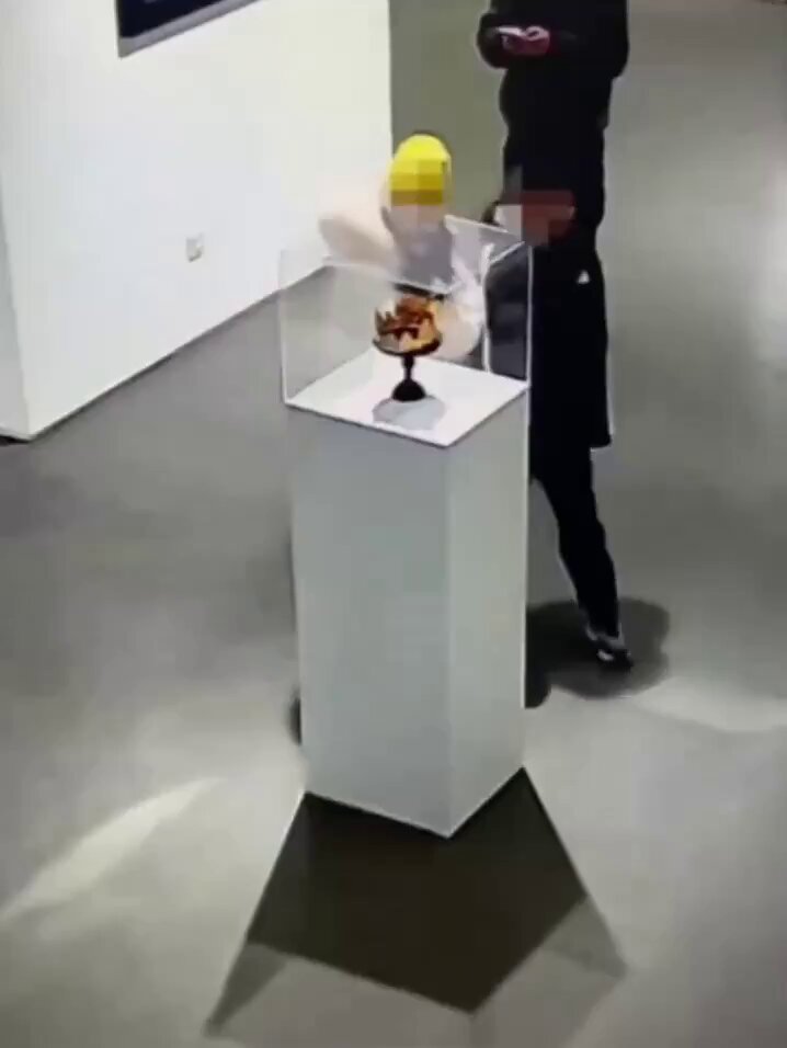 🇨🇳 | Un niño dañó accidentalmente una corona de boda de oro en un museo de Pekín tras volcar una vitrina. La pieza, de unos 2 kg de oro y con forma de fénix, pertenece a la influencer Zhang Kaiyi y fue hecha a mano por su esposo. Está bajo evaluación pericial; solo la mano de obra podría valer entre USD 23.000 y 57.000.