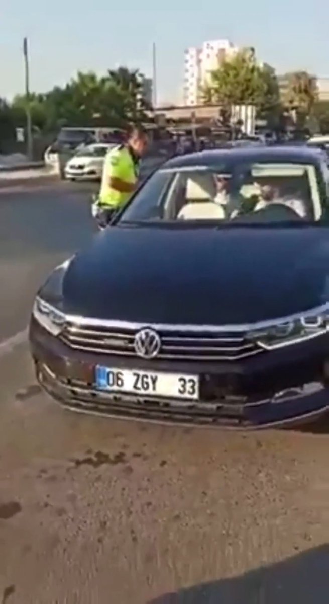 Solda Yunanistan Başbakanı Miçotakis, polis uygulamasında makam aracından inip alkolmetre üflüyor. Sağda AK Parti Mersin Milletvekili Zeynep Gül Yılmaz, aracını durduran trafik polislerine "şerefsiz, ekibine tükürürüm" diye hakaret ediyor, sonrasında polisler görevden alınıyor.