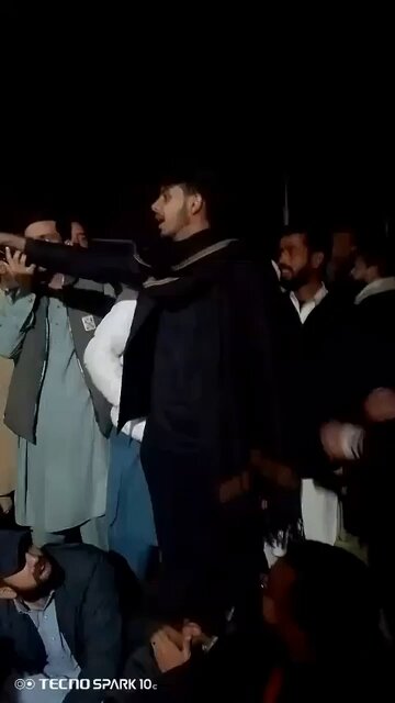 کوئی بھی عہدیدار یہاں سے نہیں ہلے گا جب تک خان کی بہنیں یہاں موجود ہیں۔