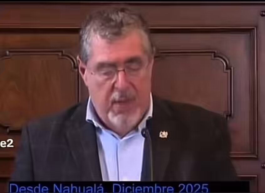 ¿Qué mula le escribió las notas al Presidente? ¿O es él? "El día de anoche" "Ixchiguan y Tajumulco" (depto. equivocado. Fue Nahuala y Santa Catarina Ixtahuacán). ⁠"Trabajando trabajos" No generó nada (13 muertos son "nada" para él) Y la vieja confiable: Quieren desestabilizar