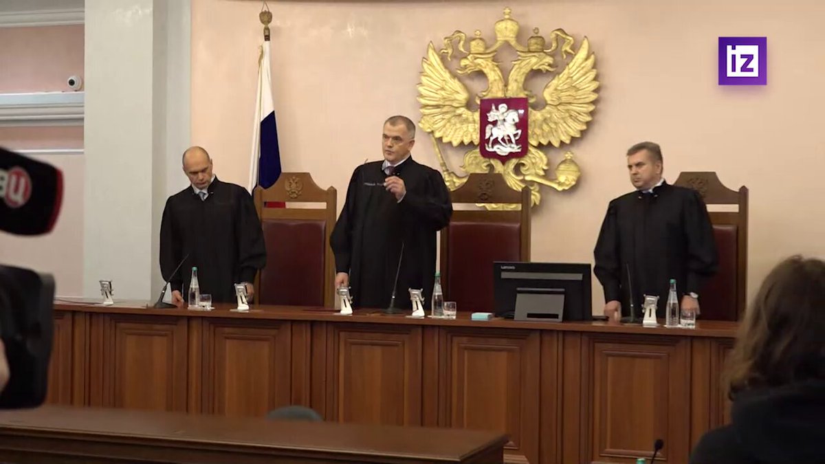 Верховный суд постановил, что проданная квартира Долиной принадлежит покупательнице. Тем не менее, певица сможет проживать там до решения апелляционной инстанции Ранее обычный и кассационный суды встали на сторону Долиной, которая утверждала, что продала квартиру под влиянием мошенников. Именно за ней суды оставляли право на владение недвижимостью. История с Долиной вызвала небывалый гнев общества. От сотрудничества с певицей начали отказываться бренды и площадки, и в итоге она согласилась вернуть покупательнице своей квартиры Полине Лурье все деньги. Впрочем, теперь, вероятно, женщина получит саму законно купленную жилплощадь. В ближайшее время Верховный суд рассмотрит иск о принудительном выселении Долиной из квартиры. На видео — реакция Полины Лурье на решение Верховного суда.