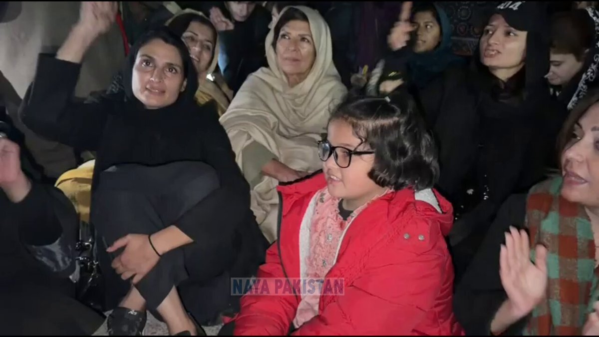 اڈیالہ جیل کے باہرننھی بچی رونق بن گئی ، یہاں تو ننھے بچے بھی ٹرینڈ ہو گے ہیں