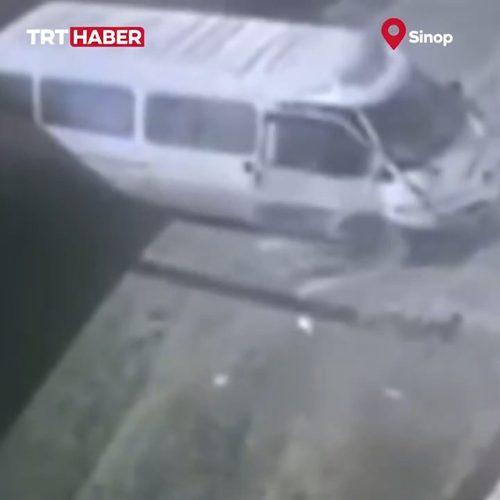 Sinop'ta fabrika işçilerini taşıyan servis minibüsü ile otomobil çarpıştı: 1 kişi hayatını kaybetti, 10 kişi yaralandı.