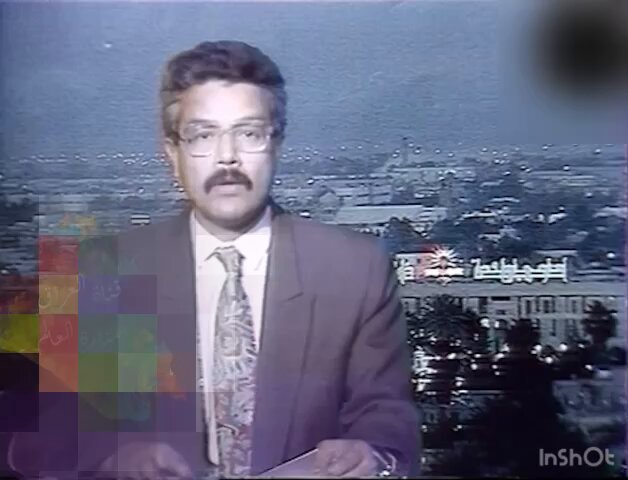 #فيديو من #العراق عام 1996 التلفزيون العراقي يبث بيانًا يعلن فيه طلاق رغد ورنا صدام حسين من زوجيهما حسين كامل وصدام كامل، بعد عودتهما من الأردن إلى العراق. جاء ذلك عقب انشقاق حسين كامل، وزير التصنيع العسكري وصهر صدام حسين، مع شقيقه صدام كامل عام 1995، وهروبهما إلى الأردن، حيث قاما بتسريب معلومات ووثائق حساسة عن البرامج العسكرية العراقية، وتعاونا مع الولايات المتحدة وبريطانيا، ما شكّل صدمة كبرى للنظام. البيان أكّد أن رغد ورنا لم تكونا على علم بالانشقاق أو بخطط الهروب، ووجّه لومًا للملك حسين بن طلال متهمًا إياه بعرقلة عودتهما سابقًا، في خطوة هدفت إلى الفصل السياسي والاجتماعي بين العائلة الحاكمة وما اعتُبر خيانة وانشقاقًا. بعد يوم واحد فقط من بث البيان، حوصرت منازل حسين وصدام كامل في بغداد، وقُتلا مع عدد من أفراد عائلتهما فيما سُمّي رسميًا «الصولة الجهادية». الرواية الحكومية قالت إن القتل تمّ بأيدٍ عشائرية بعد “سحب الحماية”، لا بقرار دولة. ورغم وصفهما بالخونة سابقًا، جرى تشييعهما رسميًا، وشارك في التشييع عدي صدام حسين وعدد من كبار المسؤولين، وتمّ وصفهما بـ«الشهداء». هذا التناقض لم يكن عفويًا، بل جاء في إطار إدارة الصدمة داخل العائلة والعشيرة، وتثبيت الرواية الرسمية بأن ما جرى ليس إعدامًا سياسيًا بل “اشتباك عشائري”، مع إعادة ضبط المشهد اجتماعيًا بعد تنفيذ القرار.