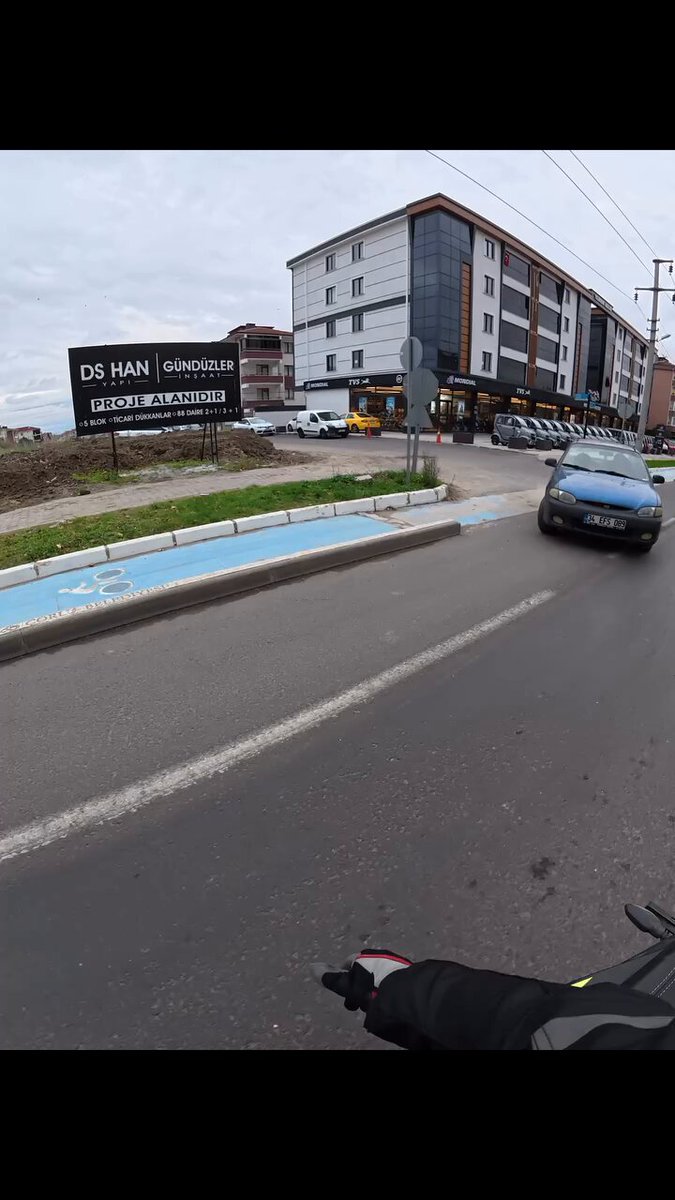 Sirenin açık değil kardeş ondan dolayı emniyet şeridinden hızla gelen bir araç beklemiyordu adam