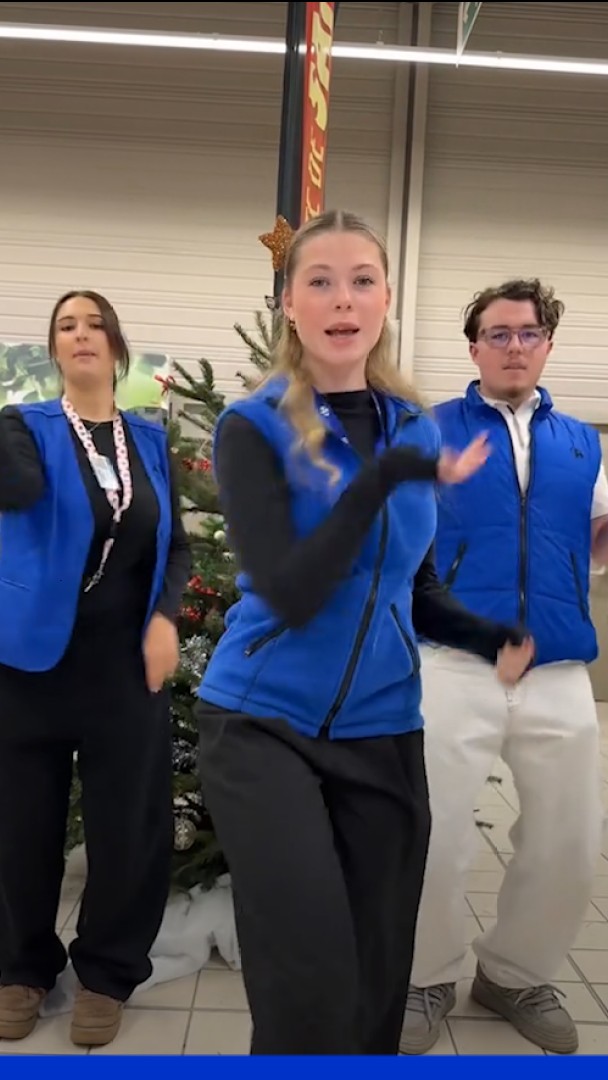 Après son buzz sur Tiktok, Léonie, la caissière du Carrefour de Laval, est protégée par un agent de sécurité