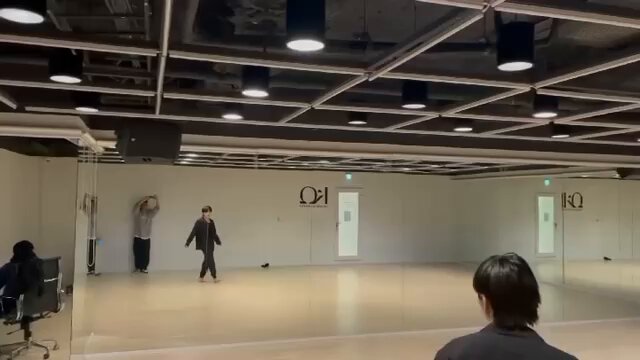 i would give anything to see Hongjoong dance this live