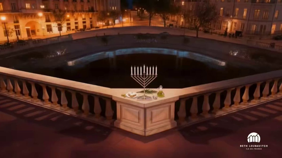 🇫🇷📺🕎 En décembre 2025, le Beth Loubavitch – qui entretient un lien fort et central avec le messianisme juif – diffuse un spot publicitaire souhaitant une joyeuse Hanouka sur plusieurs chaînes françaises, dont CNews, W9 et i24 News."