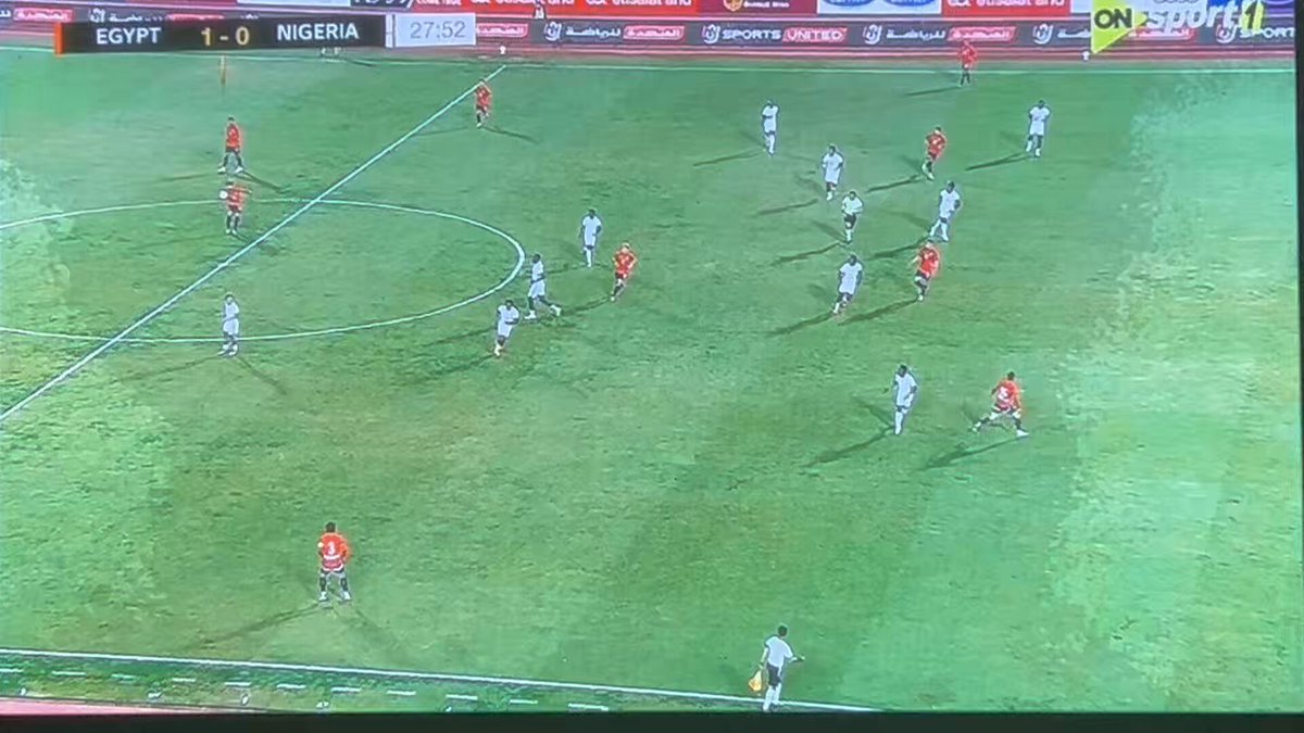 ليس هناك ما يقال عن مباراة منتخبنا مع نيجيريا الودية، التجربة الأخيرة قبل السفر إلى المغرب للمشاركة في البطولة الأفريقية، سوى أنها صورة مصغرة لأحوالنا: منظومة الكرة تحتل أماكنها المعتادة في المقصورة، والنقل التلفزيوني يركز على تلميعهم وإزعاجنا بوضعهم في وجوهنا، بينما ارضية الملعب في حالة مزرية لا تجعل هؤلاء العناصر يشعرون بأي خجل، واللعب ارتجالي، والنتيجة مرضية للجهاز الفني، الذي يبدو وكأنه يشعر بتربص عناصر من المنظومة به.. كل هذه المشاهد المخجلة تحدث بينما الجماهير في مصر لا تزال متأثرة بخروج المنتخب الثاني من البطولة العربية، لكنها تواصل متابعة فعالياتها على ملاعب راقية، بمباريات رائعة، ونقل تلفزيوني مبهر، وبرامج رياضية تحترم المشاهد.. باختصار: وقائع هذه المباراة وكل تفاصيلها تعكس الحالة التعيسة لمنظومة الكرة المصرية، وعدم إحساس عناصرها بالخجل او بأي تقدير للمسئولية ..