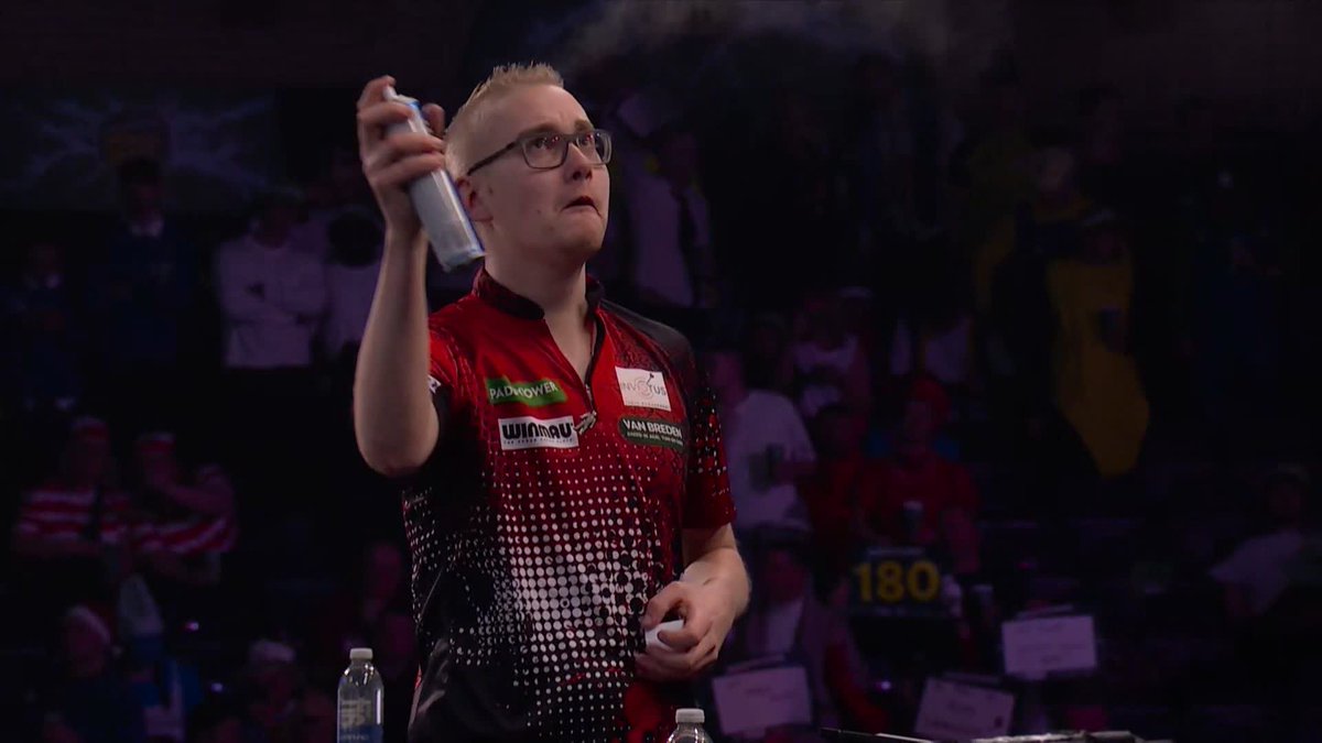Jurjen van der Velde has come prepared on his Ally Pally debut! 🐝 What a character! 😂