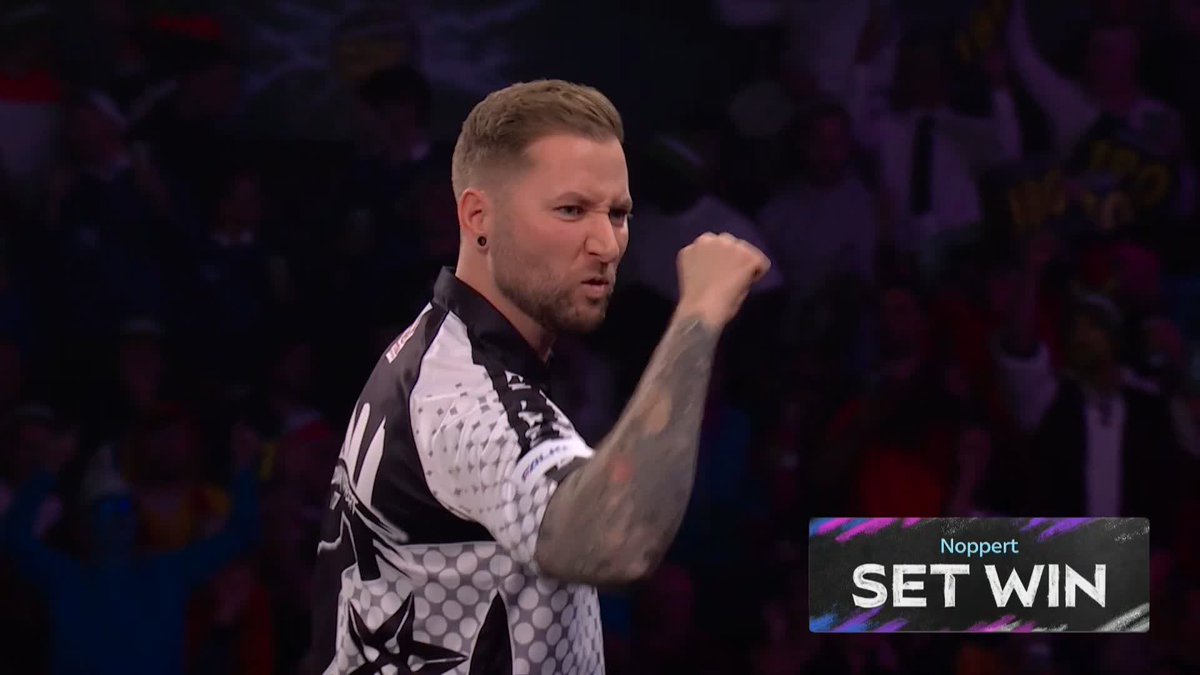 ADVANTAGE NOPPERT! Danny Noppert comes up clutch when it matters to secure a tight opening set against his fellow countryman Jurjen van der Velde! 📺 #WCDarts | R1