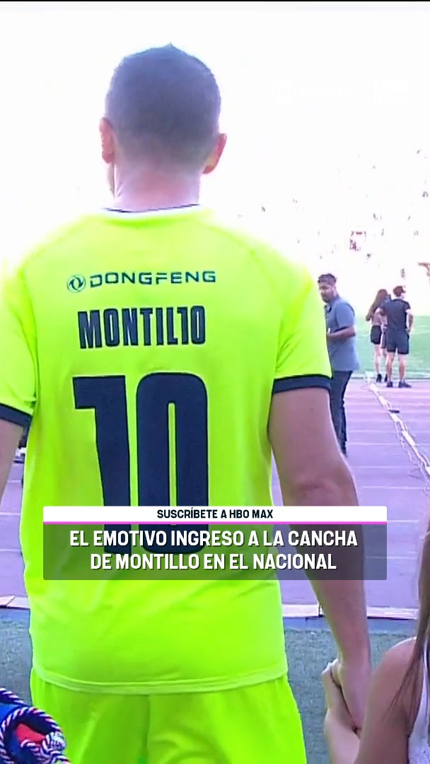 🤩⚽🔵🔴 CON UN MARCO MARAVILLOSO Así fue el ingreso de Walter Montillo a la cancha del Estadio Nacional, donde los hinchas de #LaU repletaron el recinto de Ñuñoa para celebrar y despedir su carrera como futbolista profesional con una fiesta inolvidable. Disfruta lo mejor del fútbol chileno. Suscríbete a #TNTSportsenHBOMax 📲💻 Link en la BIO 📍