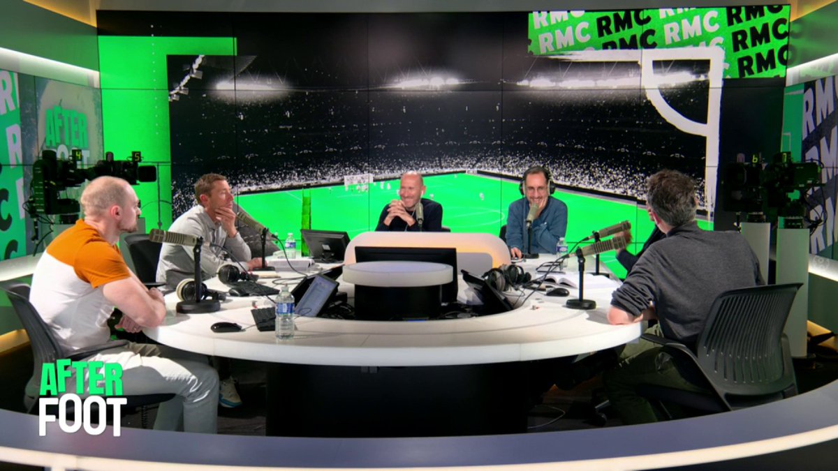 โ๏ธ โฝ Christophe Kuchly et footalitaire auteurs du livre "๐๐ข๐๐ญ๐ข๐จ๐ง๐ง๐๐ข๐ซ๐ ๐๐ฎ ๐๐จ๐จ๐ญ๐๐๐ฅ๐ฅ ๐๐ฎ ๐๐๐๐ ๐ฌ๐ข๐ฬ๐๐ฅ๐ : ๐ฅ๐๐ฌ ๐๐๐ ๐ฆ๐จ๐ญ๐ฌ ๐โ๐ฎ๐ง๐ ๐ซ๐ฬ๐ฏ๐จ๐ฅ๐ฎ๐ญ๐ข๐จ๐ง ๐ญ๐๐๐ญ๐ข๐ช๐ฎ๐" racontent dans l'After comment le football a changรฉ son langage.
