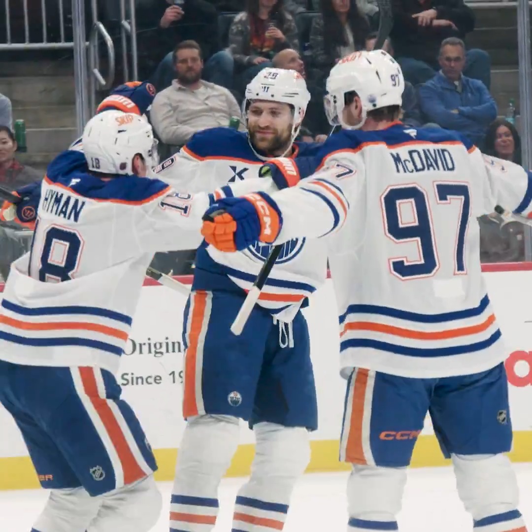 We had Leon mic'd up for Connor's 1,000th NHL point last year, so of course McDavid wore it for Draisaitl's tonight 👯‍♂️ #LetsGoOilers