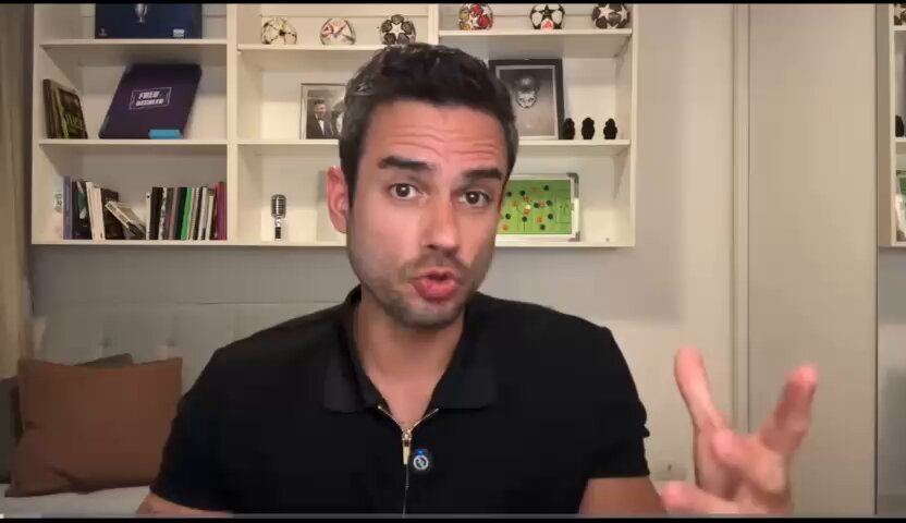 Pode parecer bobagem, mas aconteceu um negócio muito legal hoje (pra mim foi 😂) O ótimo jornalista e comentarista Marcelo Bechler citou minha humilde página (especificamente a versão do Instagram, a qual ele segue) como um "gancho" para iniciar um comentário em um vídeo que acabara de postar sobre a vinda de Tite para o Cruzeiro. Além de ter dito que produzo um conteúdo do qual ele realmente gosta. Me senti bastante lisonjeado pela citação e por saber que um nome tão respeitado do jornalismo esportivo curte um trabalho simples que faço aqui, cujo objetivo é trazer um pouco da grandiosa história do nosso Cruzeiro para todos! Faço isso aqui por prazer, faço porque amo história do futebol e, principalmente, a história do Cruzeiro. Feedbacks de seguidores e citações como esta me deixam extremamente feliz! Espero que sigam curtindo o conteúdo! Obrigado a todos! #cruzeiro